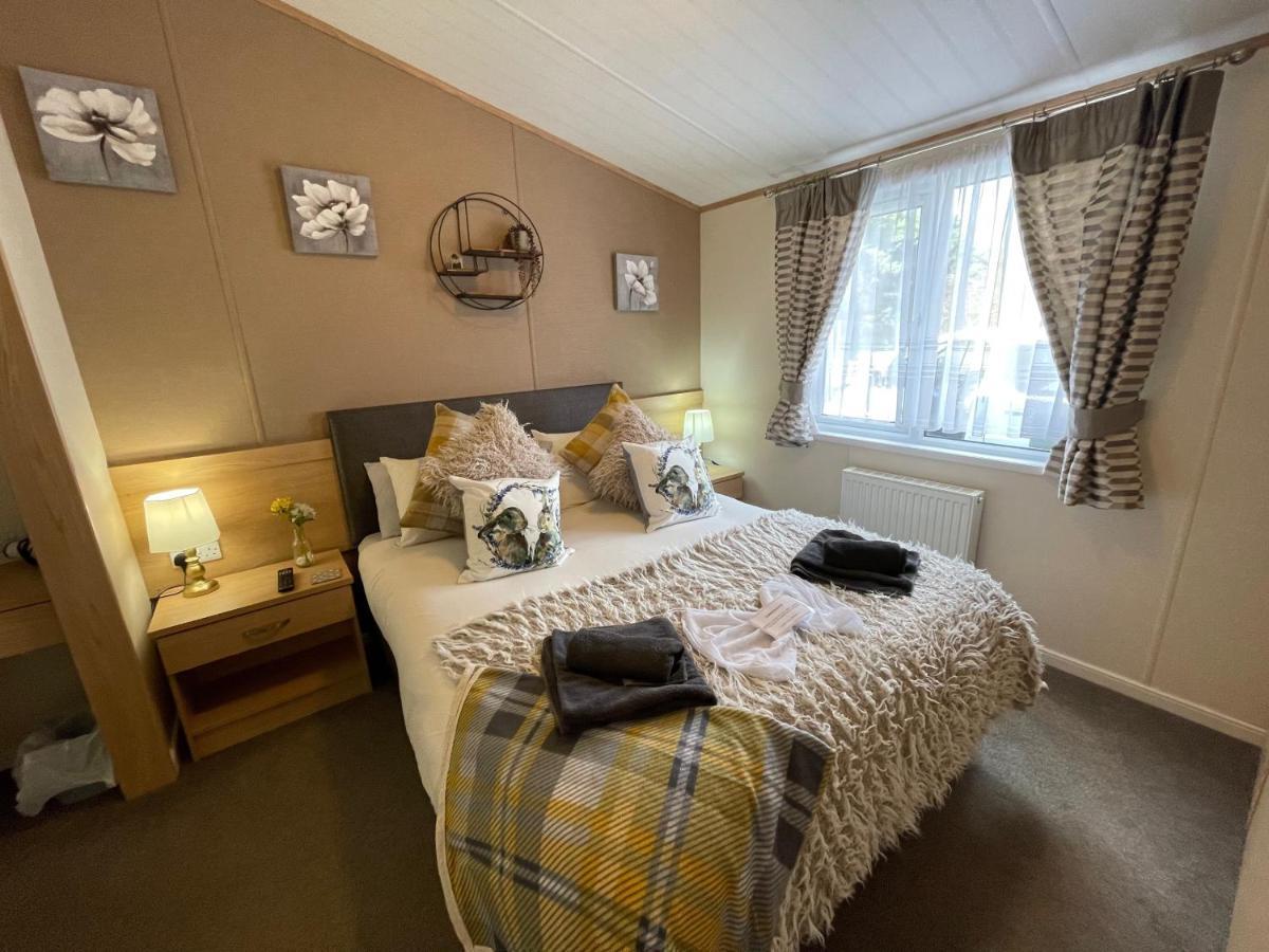 Rudd Lake Luxury Lakeside Lodge With Fishing & Hot Tub@Tattershall Exterior photo