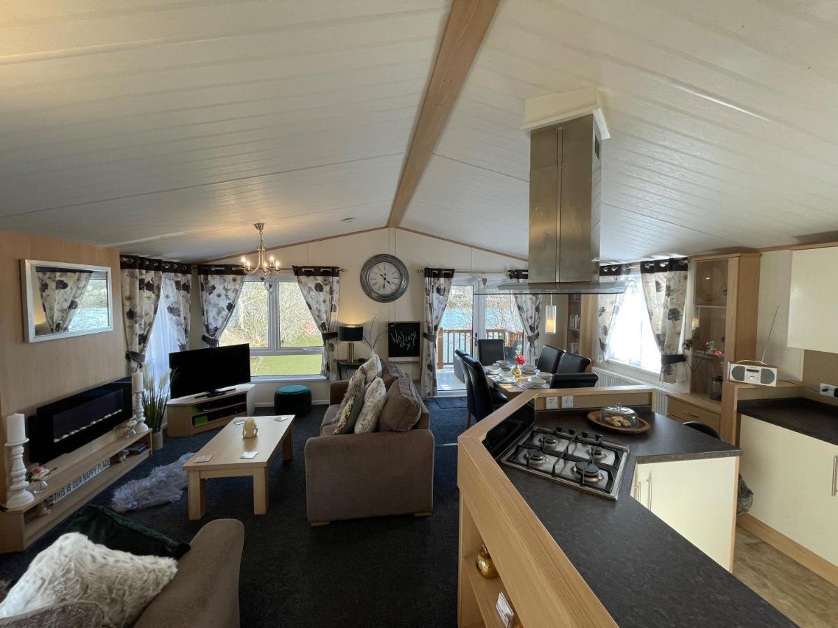 Rudd Lake Luxury Lakeside Lodge With Fishing & Hot Tub@Tattershall Exterior photo
