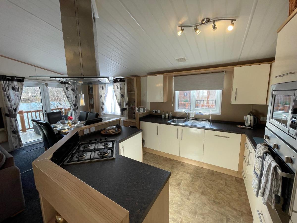 Rudd Lake Luxury Lakeside Lodge With Fishing & Hot Tub@Tattershall Exterior photo