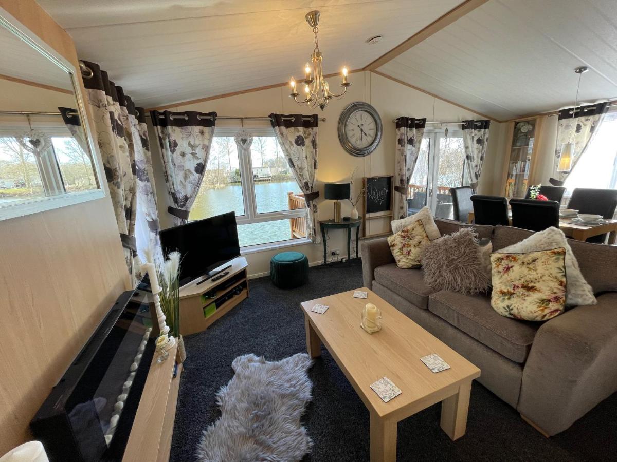 Rudd Lake Luxury Lakeside Lodge With Fishing & Hot Tub@Tattershall Exterior photo